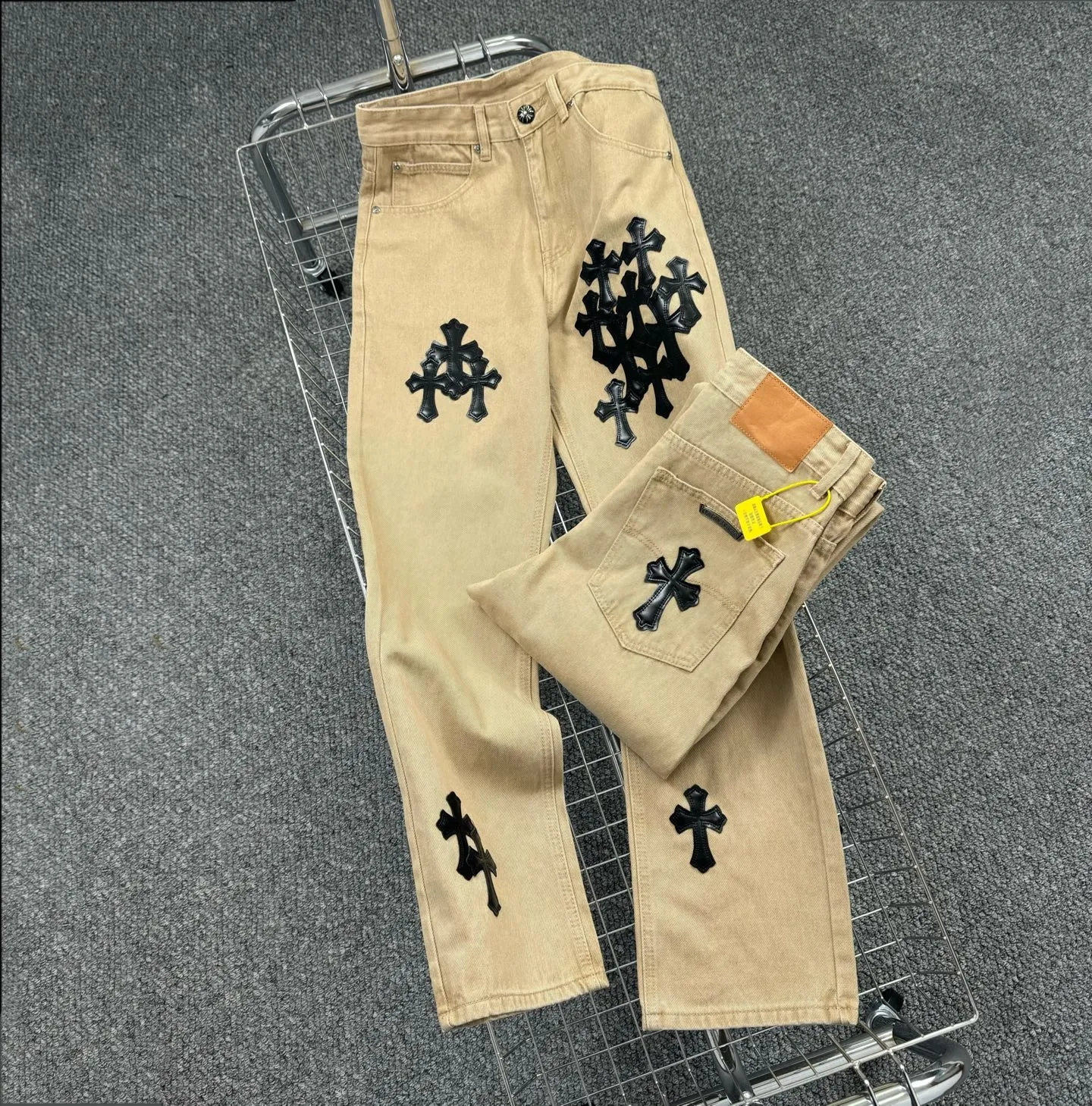 P240 Style No.: H848 ChromeHearts & Chrome Hearts [New on the unlabeled support platform] 2025 new khaki leather couple's washed jeans, top ceiling quality, styles with different washed textures, very friendly to people with thin legs and thick legs, the straight and loose version is very flattering to the leg shape, the moderate length that never goes out of style, easy and casual to match, the basic styling of various styles, a must-have in the wardrobe! The fabric is stiff but also makes the upper body soft without losing texture. The washing process is even more perfect. It is a must-have item for everyone! ! !  Size: 28-30-32-34 Color: Khaki
